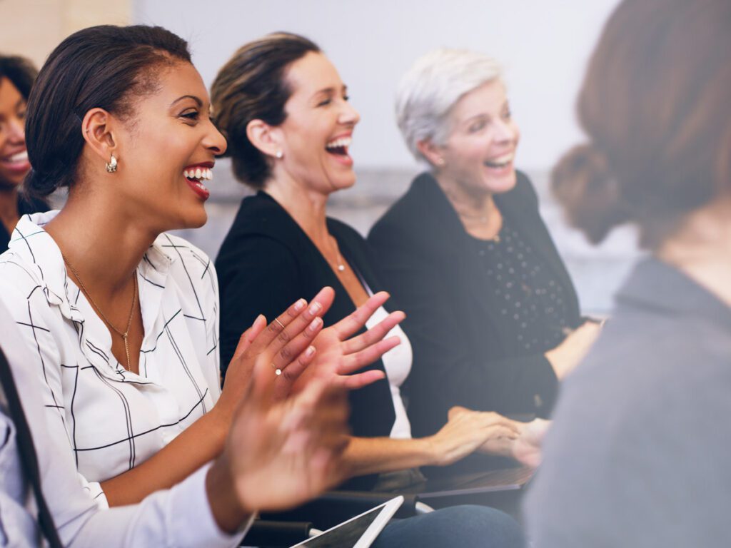 Mujeres disfrutando de una conferencia