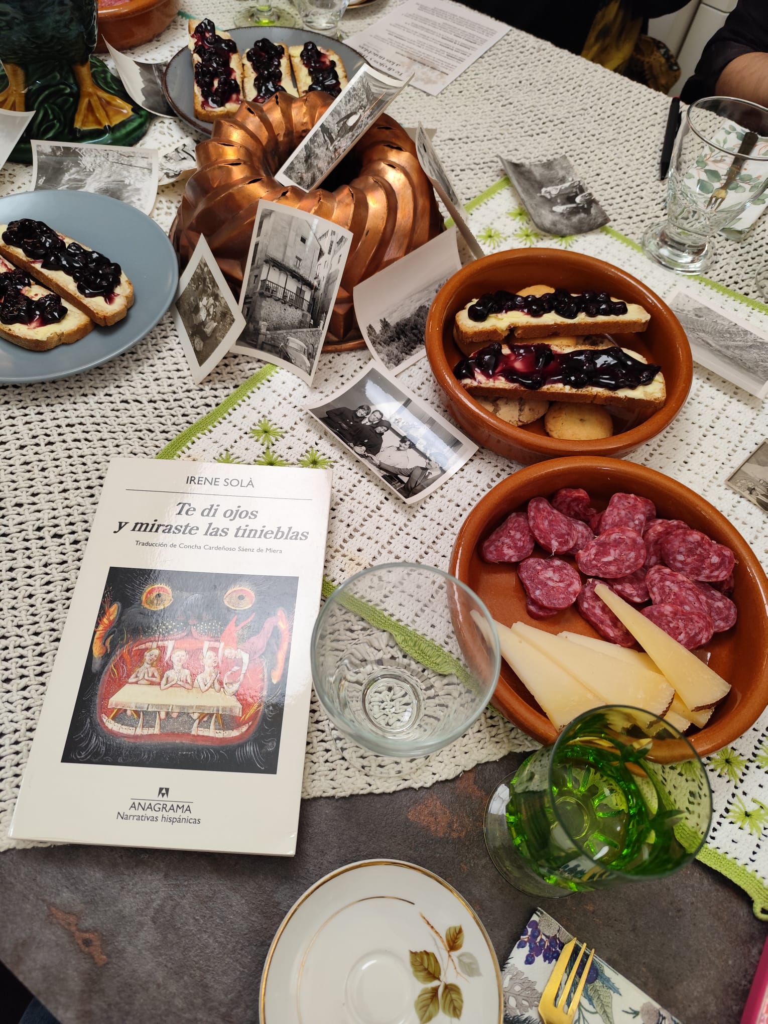 Merienda temática con tostadas de arándanos y fotografías antiguas