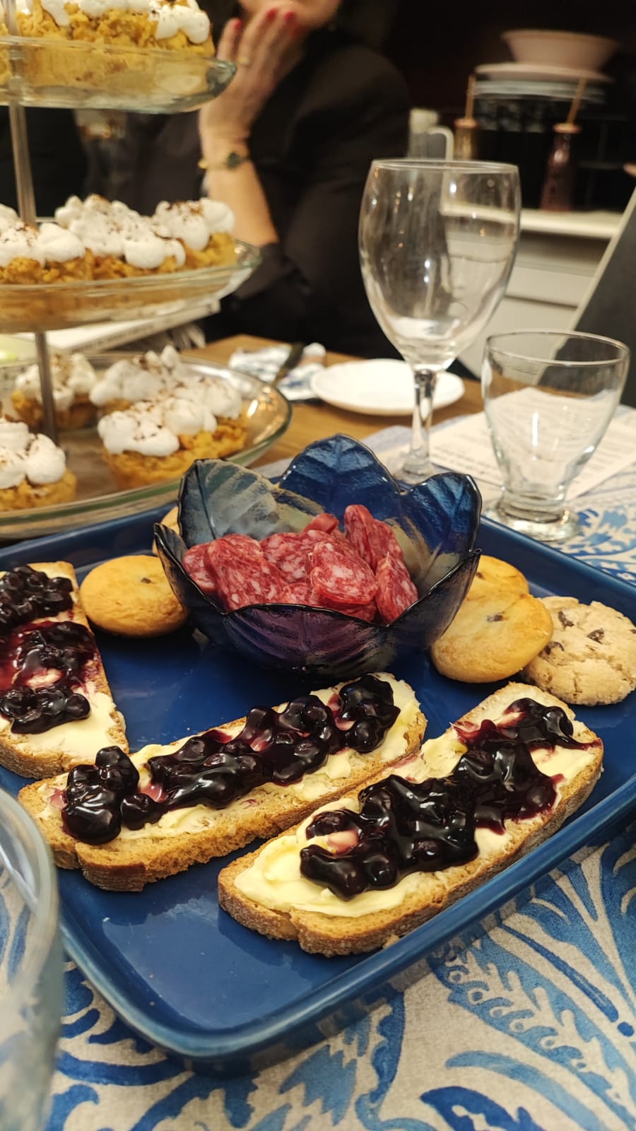 Mesa con torre de dulces y merienda temática