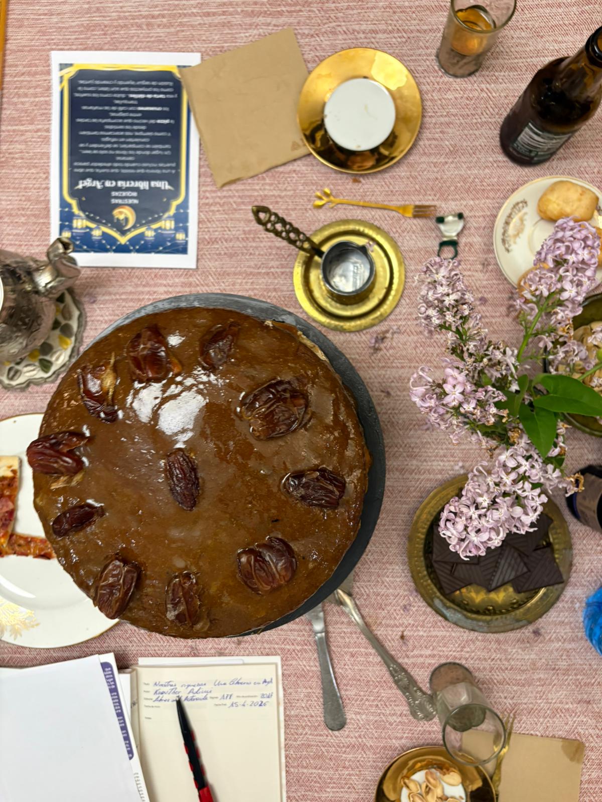 Merienda temática con tarta de dátiles, té de plata y flores