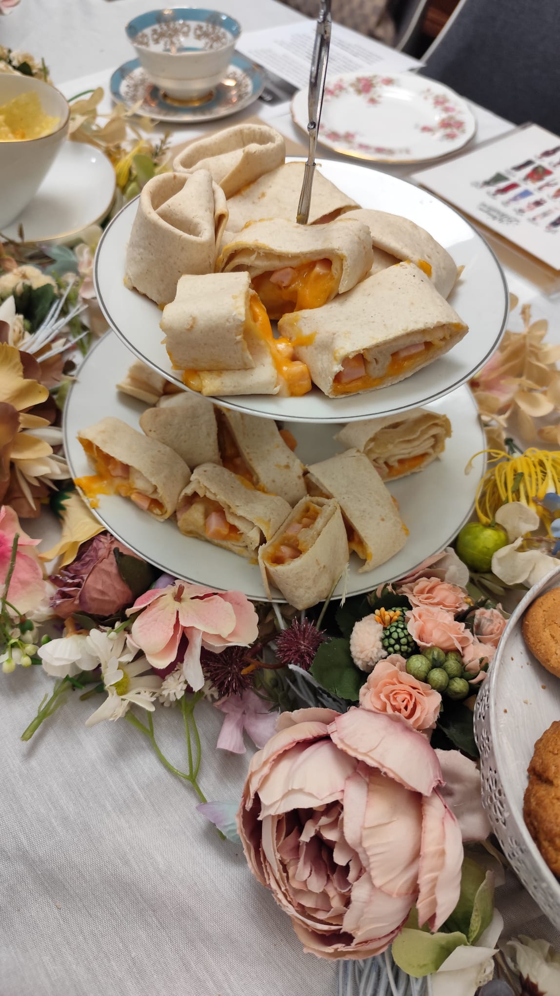 Torre de aperitivos servidos en una merienda temática
