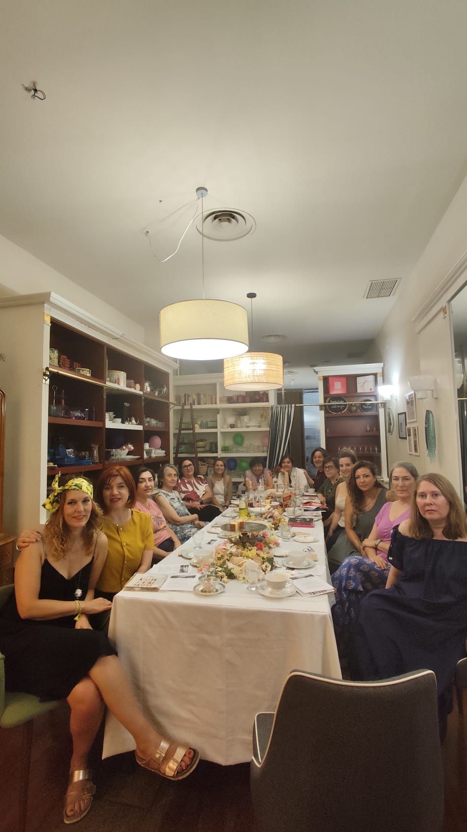 Grupo de mujeres reunidas en torno a una mesa decorada del club de lectura