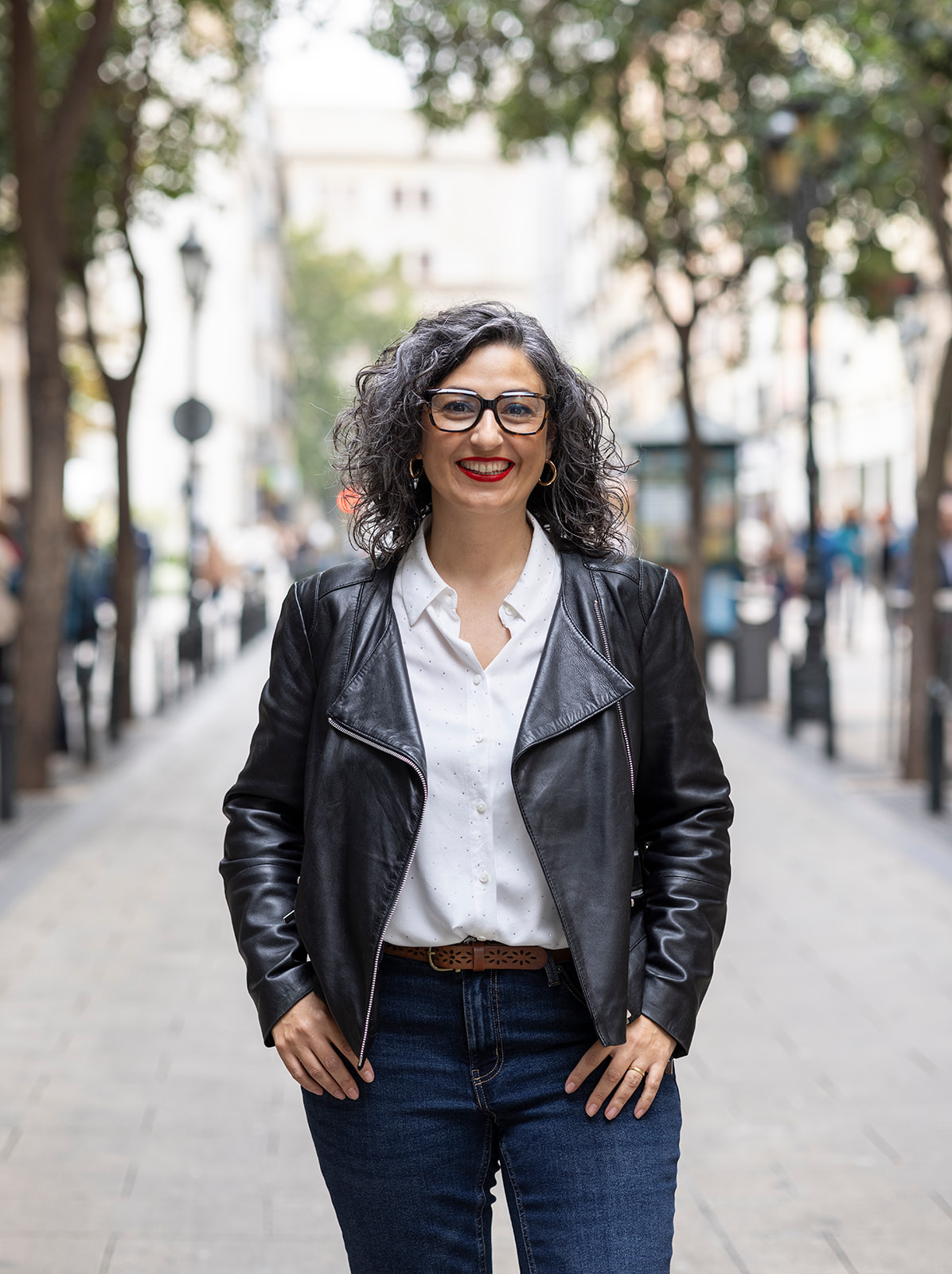 Judith por la calle sonriendo