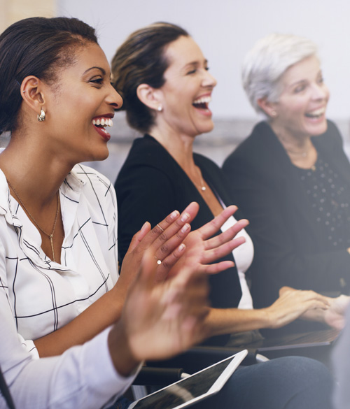 Mujeres disfrutando de una conferencia